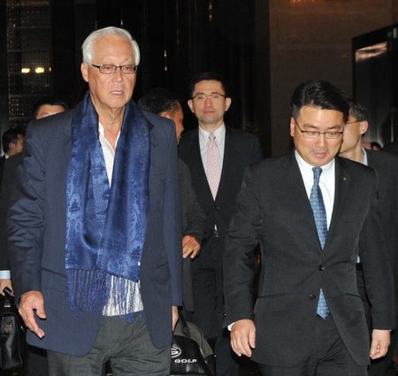 北京千禧大酒店总经理陈海洋先生(右)热情欢迎新加坡荣誉国务资政吴作栋阁下下榻酒店。
